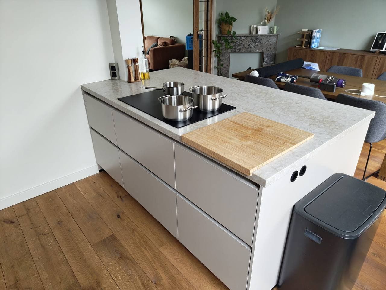 Zandkleurige keuken met eiken details in Groningen