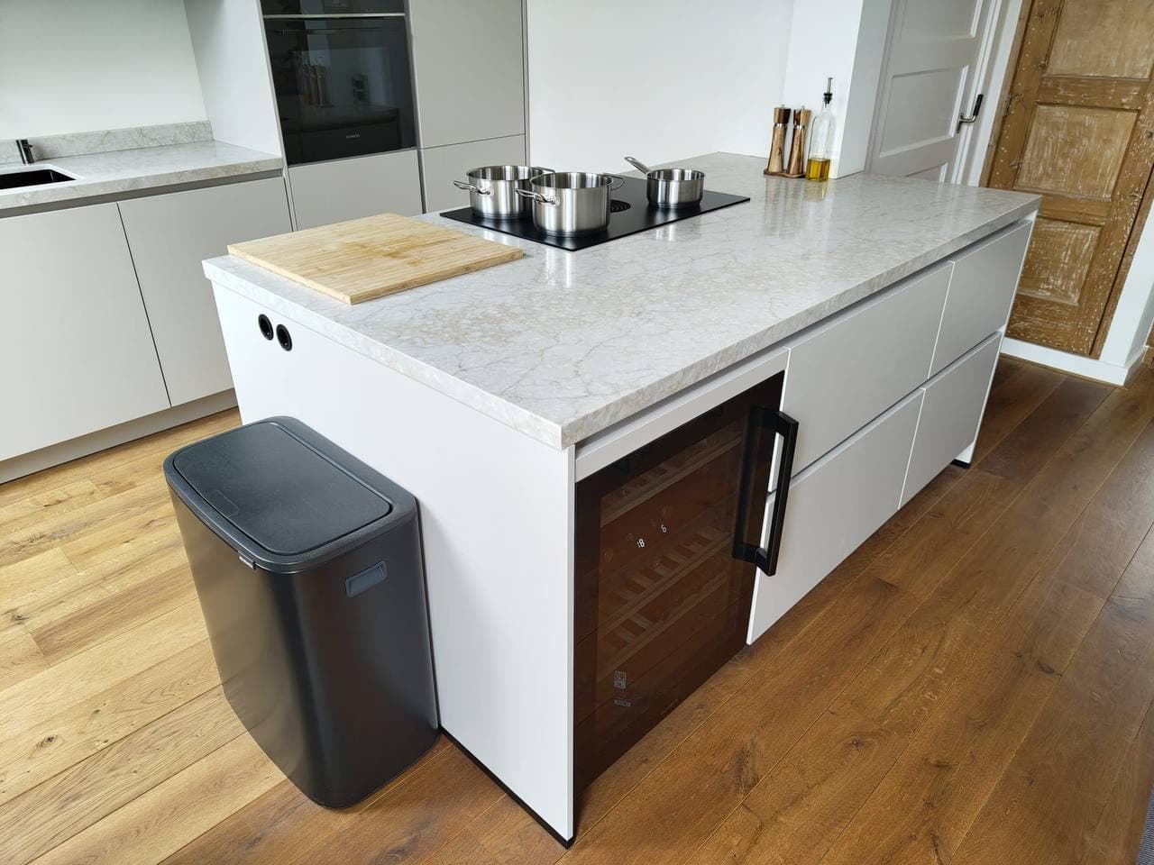 Zandkleurige keuken met eiken details in Groningen