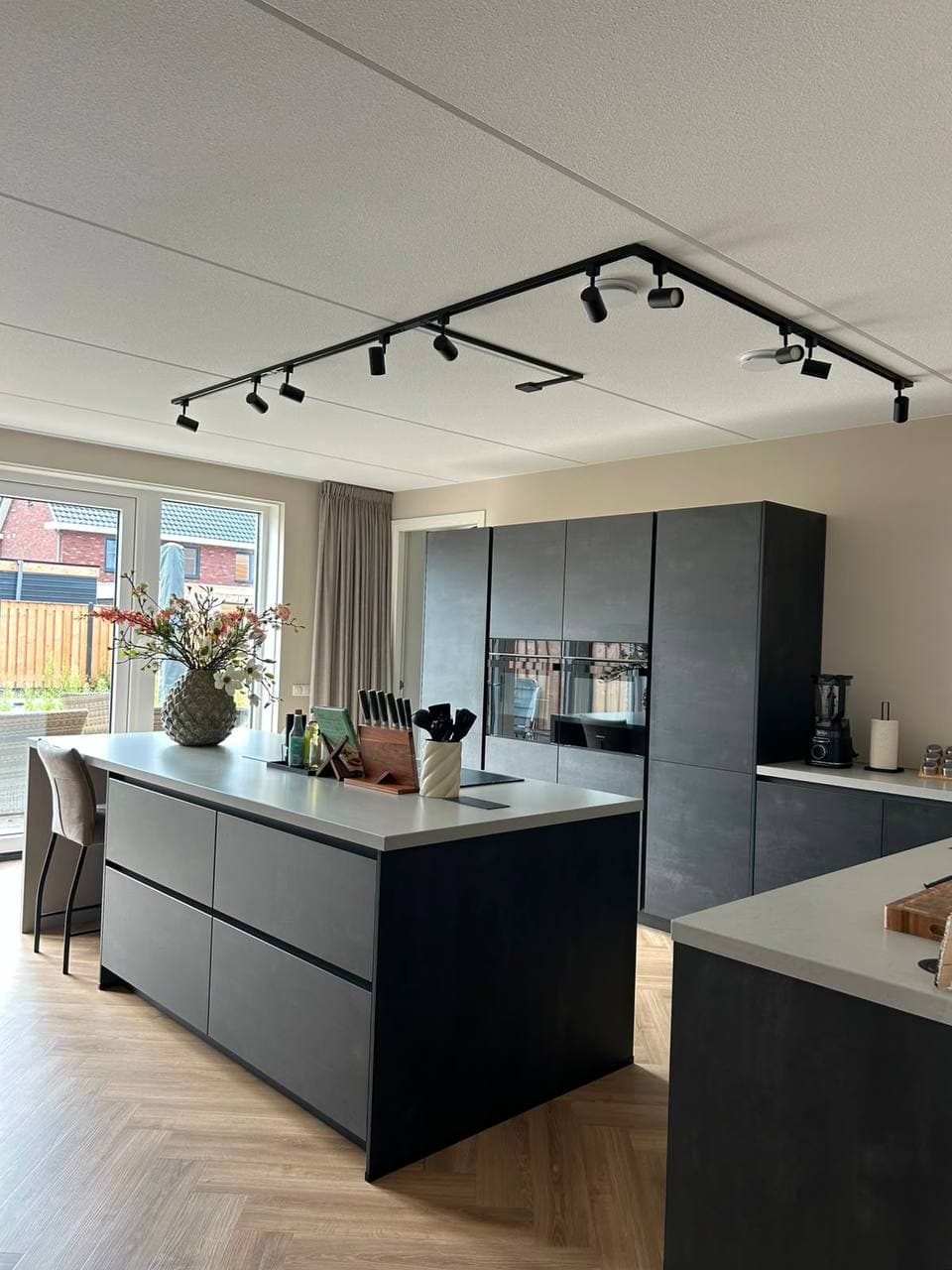 Woonkeuken met composiet kookeiland in Assen