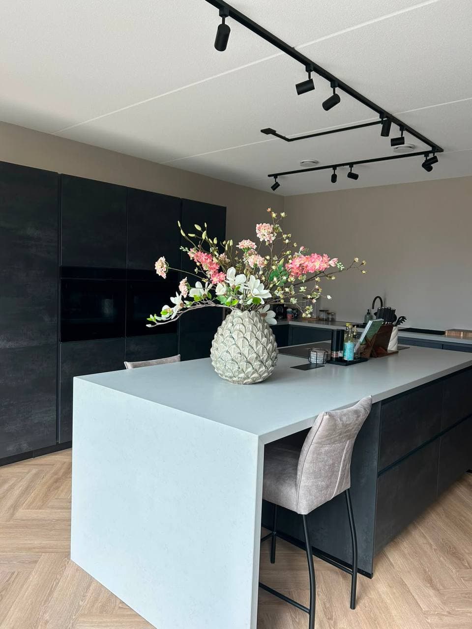 Woonkeuken met composiet kookeiland in Assen